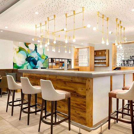 Hotel Wyndham Garden Munich Messe Esterno foto The reception area of the hotel