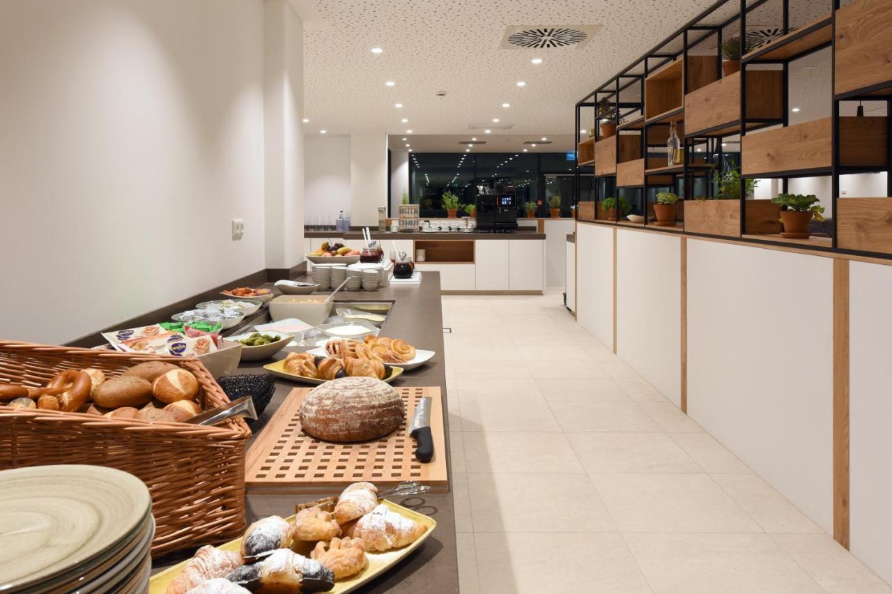 Hotel Wyndham Garden Munich Messe Esterno foto Breakfast buffet