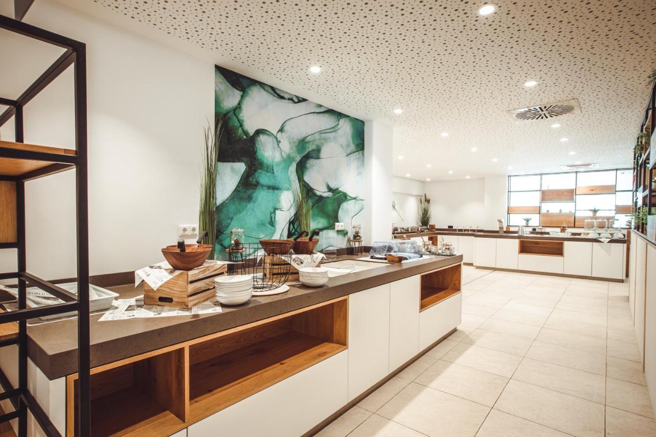 Hotel Wyndham Garden Munich Messe Esterno foto Breakfast buffet