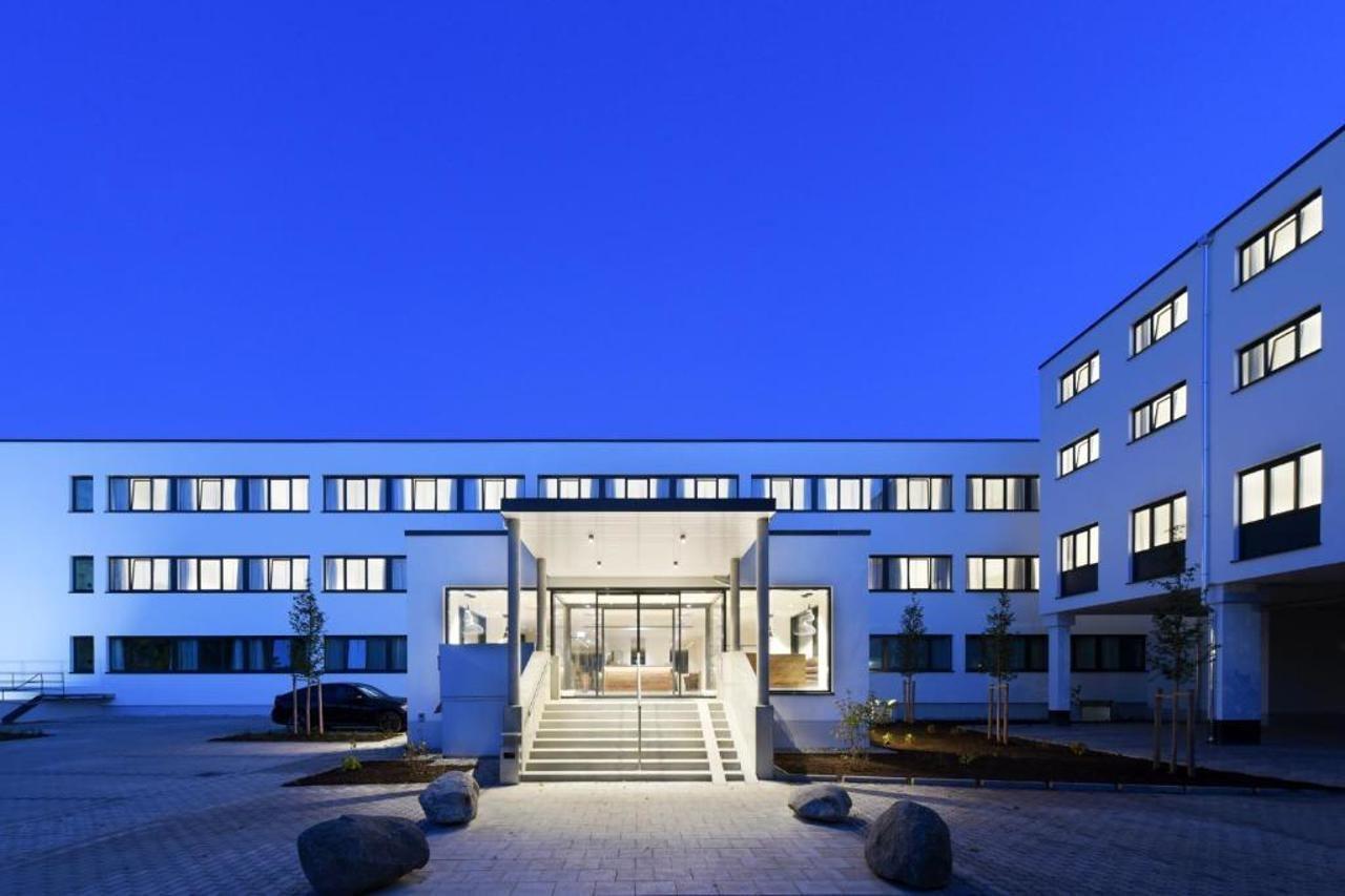 Hotel Wyndham Garden Munich Messe Esterno foto The building of the university