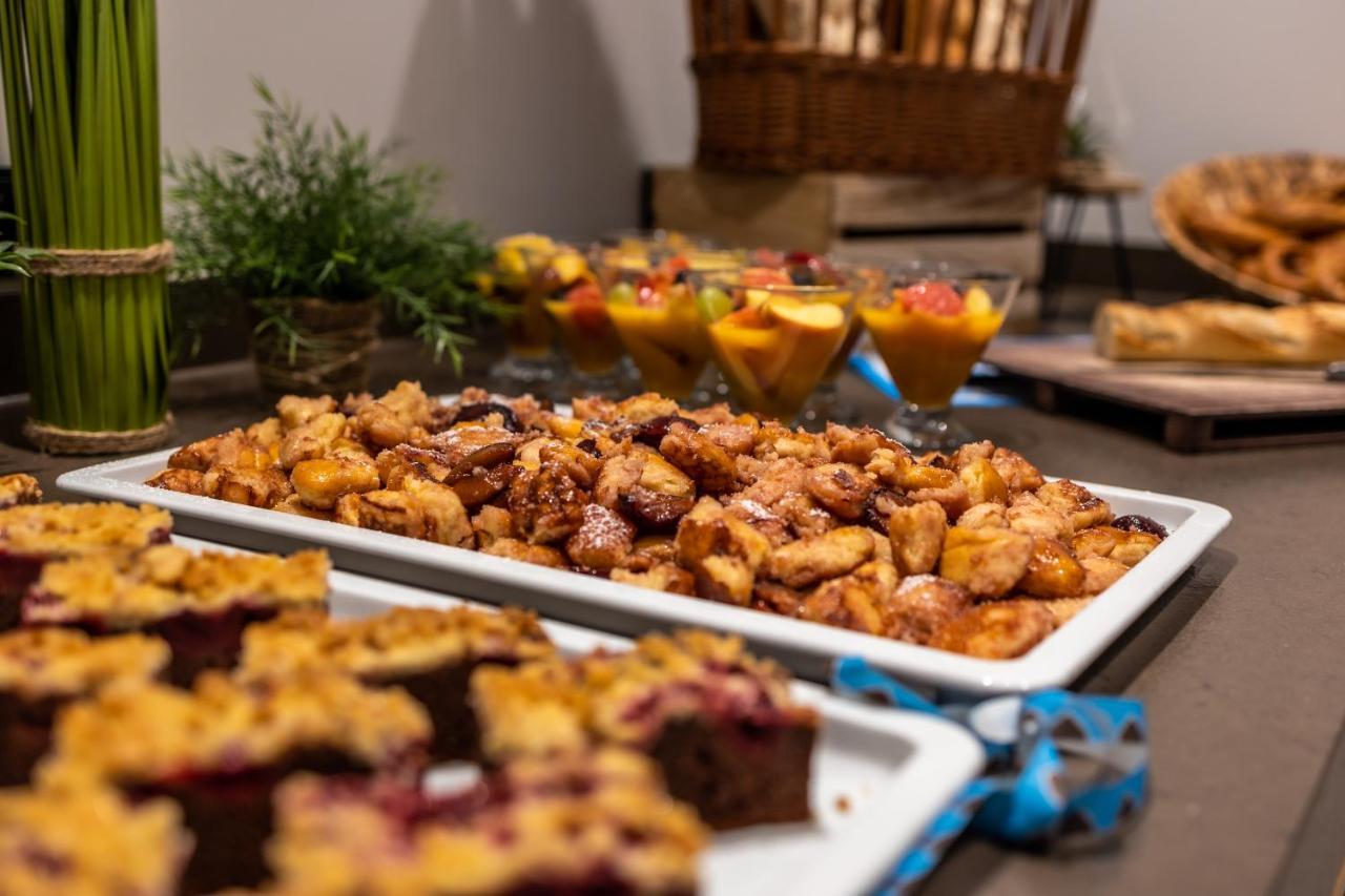 Hotel Wyndham Garden Munich Messe Esterno foto Breakfast buffet