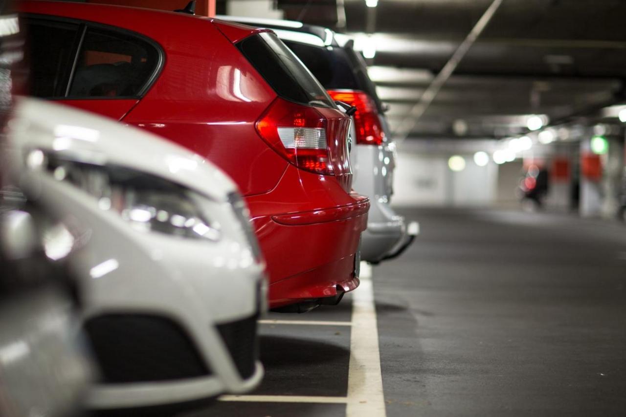 Hotel Wyndham Garden Munich Messe Esterno foto The word "parking" is a common term for the act of parking a vehicle.