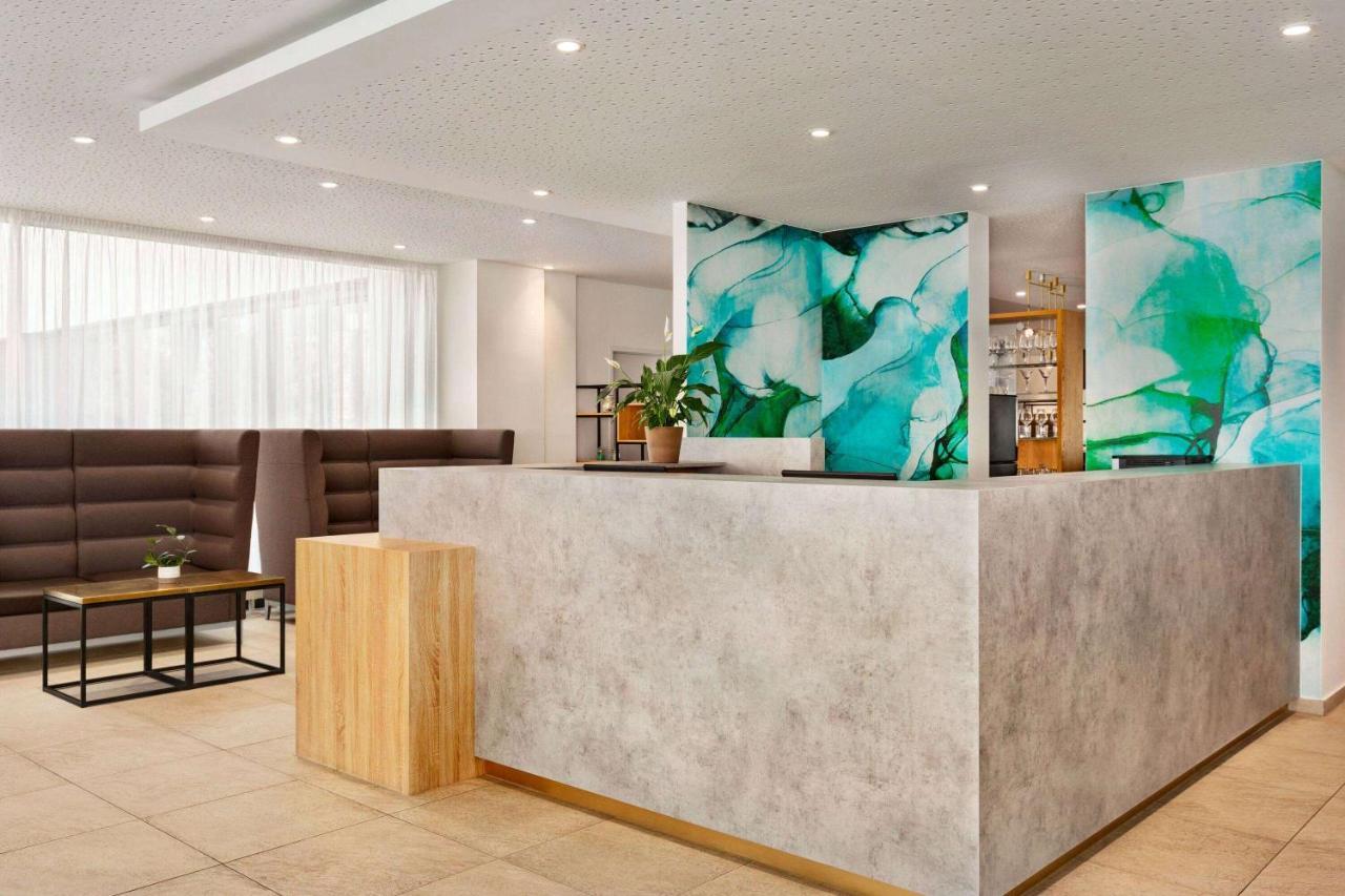 Hotel Wyndham Garden Munich Messe Esterno foto Reception desk