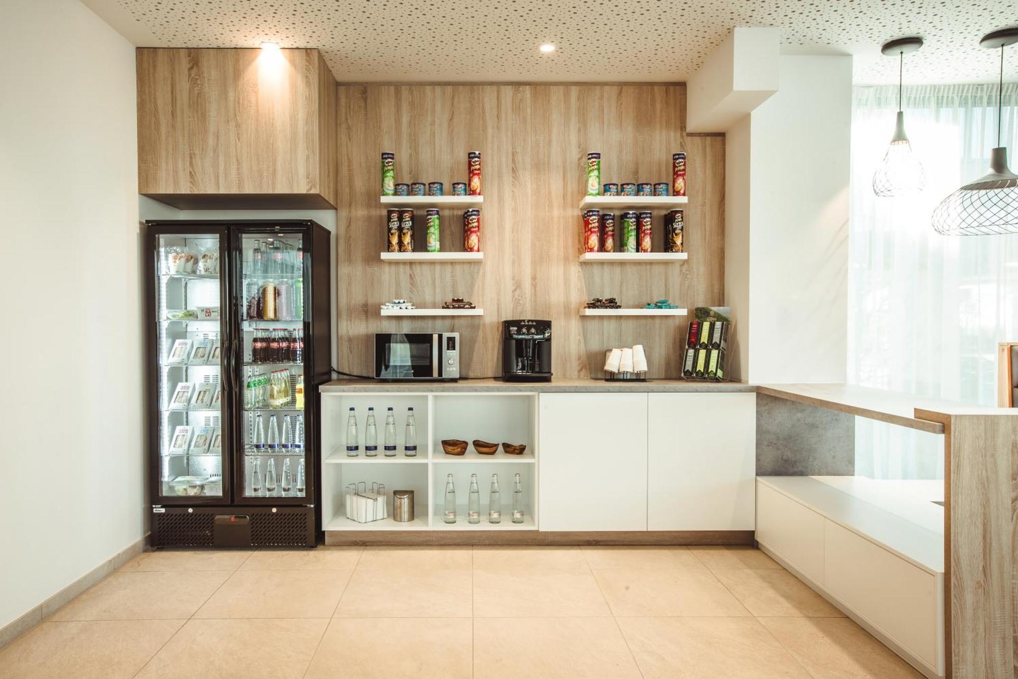 Hotel Wyndham Garden Munich Messe Esterno foto The reception area of the hotel