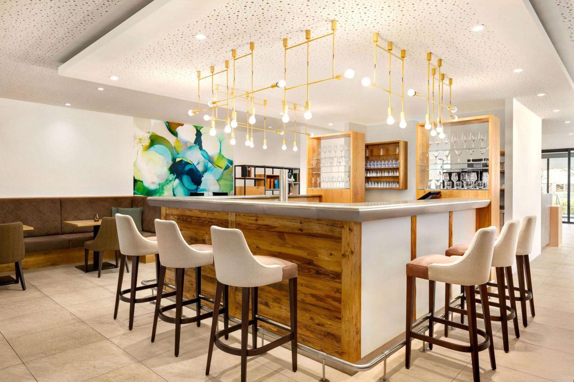 Hotel Wyndham Garden Munich Messe Esterno foto The reception area of the hotel
