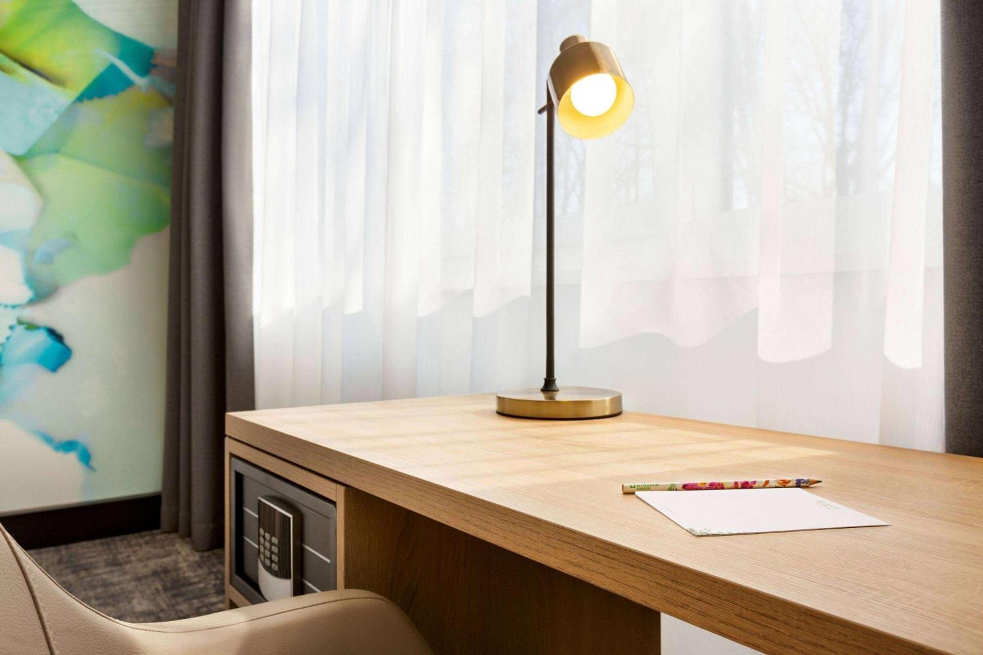 Hotel Wyndham Garden Munich Messe Esterno foto Desk in a room
