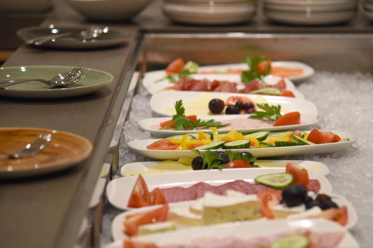 Hotel Wyndham Garden Munich Messe Esterno foto Breakfast buffet