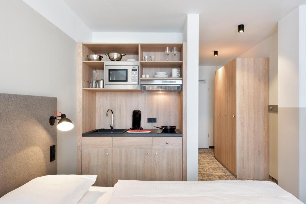 Hotel Wyndham Garden Munich Messe Esterno foto Kitchen in a room of the hotel