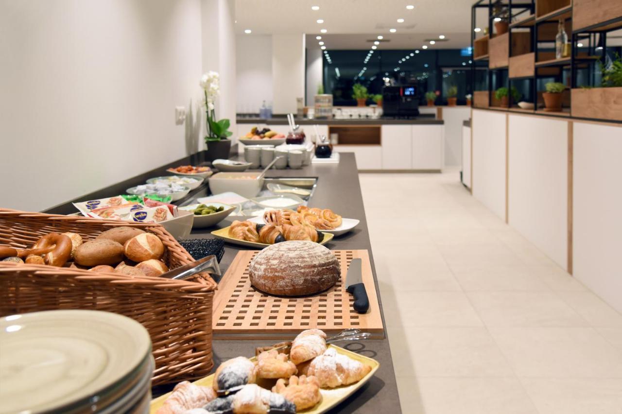 Hotel Wyndham Garden Munich Messe Esterno foto Breakfast buffet at the hotel
