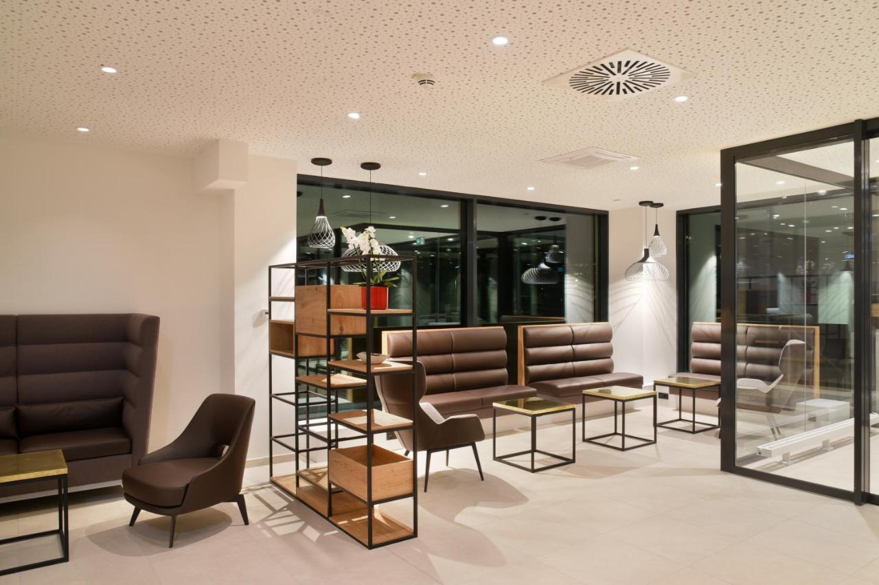 Hotel Wyndham Garden Munich Messe Esterno foto Interior of the office