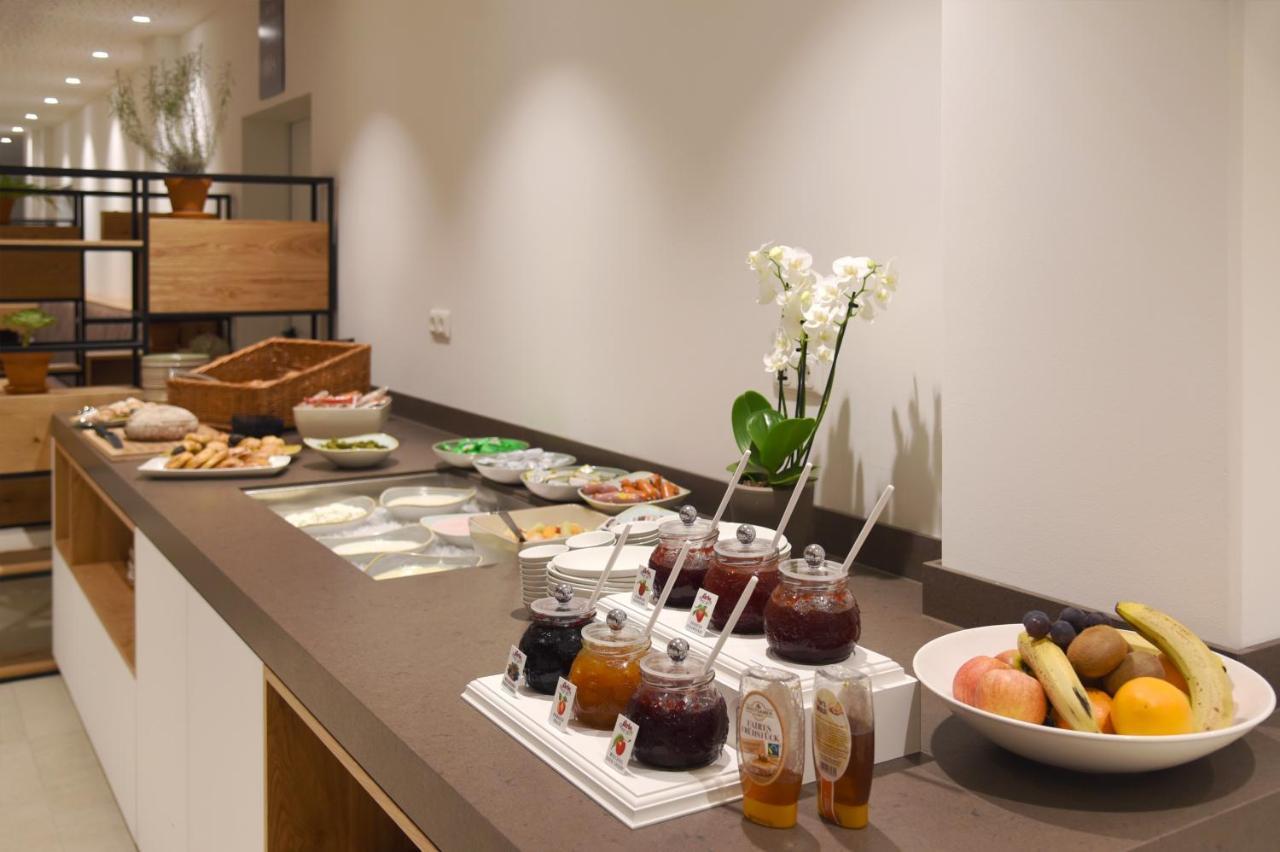 Hotel Wyndham Garden Munich Messe Esterno foto Breakfast buffet at a hotel