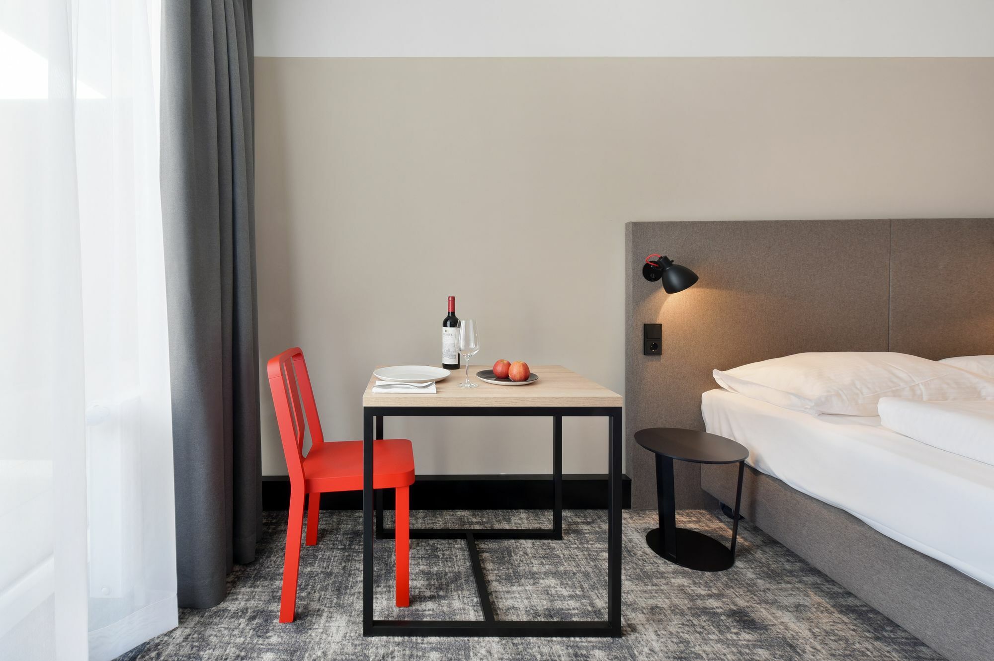 Hotel Wyndham Garden Munich Messe Esterno foto The table is a combination of two chairs and a table.