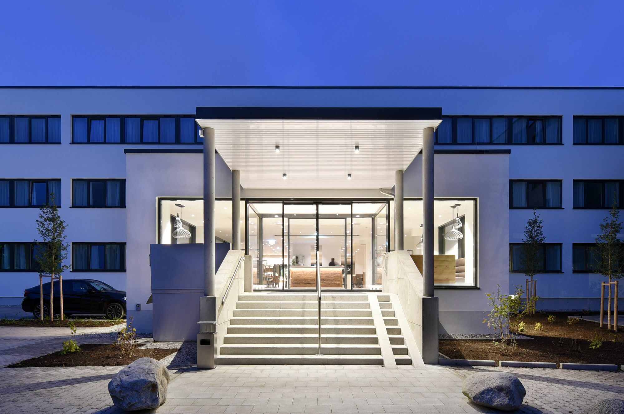 Hotel Wyndham Garden Munich Messe Esterno foto "The building is a combination of a modern and traditional design."