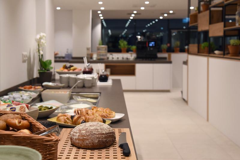 Hotel Wyndham Garden Munich Messe Esterno foto Breakfast buffet at the hotel